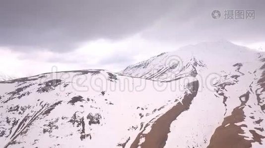 从乔治亚州斯捷潘茨明达镇的卡兹别克山风景视频