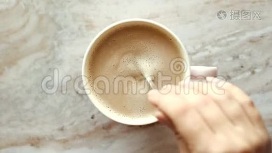 早晨的咖啡杯，牛奶放在大理石石板上，热饮放在桌子上，上面有食物录像和食谱视频