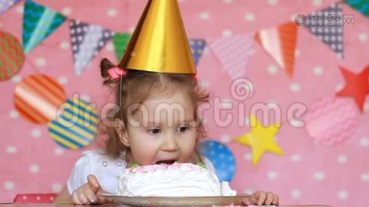 生日。 快乐的女孩在吃蛋糕视频