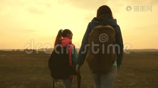 母女俩背着背包逆天旅行.. 游客母子去山上日落。 开心快乐视频