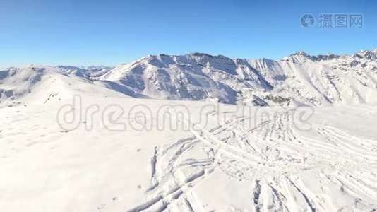 在冬季和圣诞节的时候，意大利雄伟的高山弧形的雪山和山脊上的全景。视频