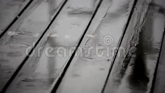 露台木质地板上的雨水视频