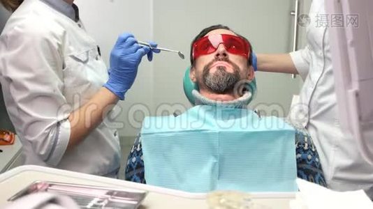 两名女牙医。视频