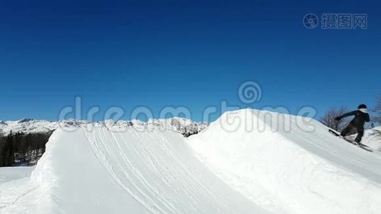 滑雪板滑雪板滑雪板在跳跃山视频