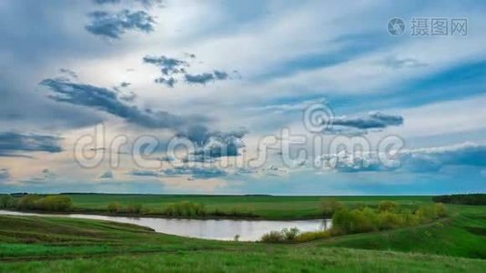 时光流逝，风景云在湖面上，美丽的水景，娱乐，春潮，自然，醒来，纯净视频