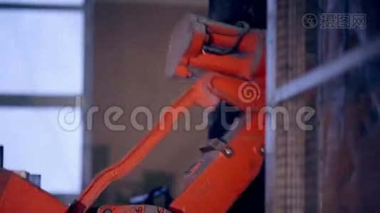 自动机器人在工厂装配部件的生产线部件中工作。视频