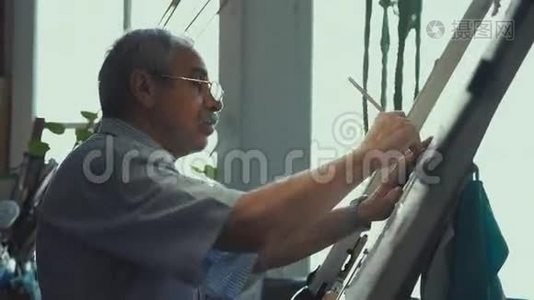 工作时戴眼镜的男建筑师。 在窗口工作的建筑师视频