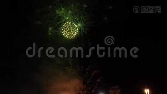 透明背景上的抽象金色烟花爆炸。 新年庆祝烟火。视频