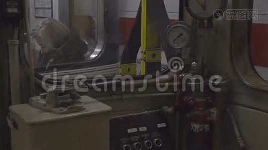 地铁列车操作员驾驶舱控制装置的视图视频