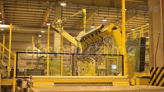 机器人手臂将自动工作并将产品转移到工业工厂视频