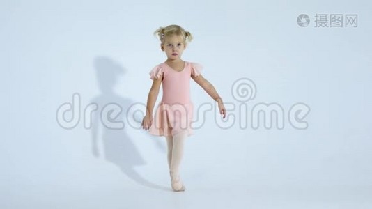 一个小芭蕾舞演员热情地跳舞。 这个女孩从事芭蕾视频