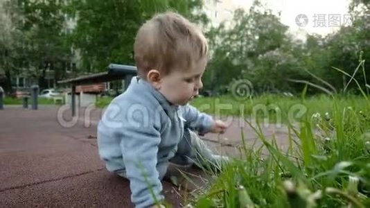 可爱有趣的孩子在他时髦的父母照顾下在操场上玩耍视频