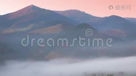 晨雾和粉红山视频