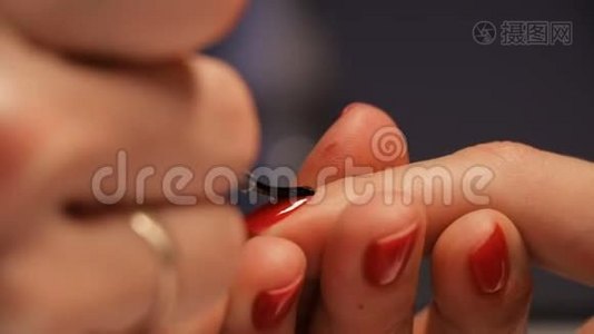 女性手指甲修剪近景.. 红色指甲视频