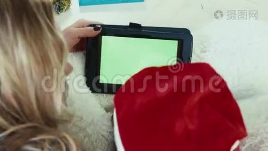 妈妈用带有绿色屏幕的读圣诞故事视频