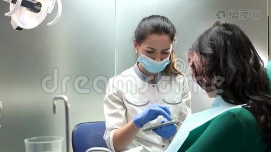 牙医持牙色图..视频