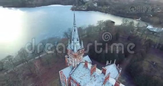 立陶宛特拉凯区废弃的Tyszkiewicz庄园（前Lentvaris庄园）的空中拍摄视频