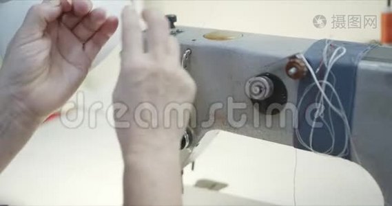 女裁缝在一台工业缝纫机上工作。视频