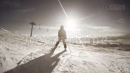 4K黑白镜头：女滑雪者在山顶上休息，欣赏风景视频