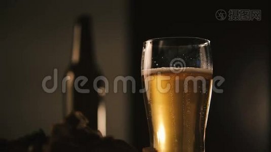 在装有新鲜啤酒的杯子里流动气泡视频