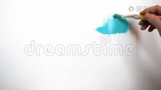艺术家用蓝色油画颜料在白色画布上作画视频