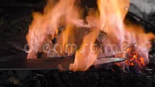 烧煤的铁匠炉。视频