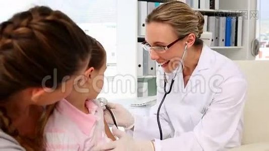 医生用听诊器监听小女孩的胸部视频