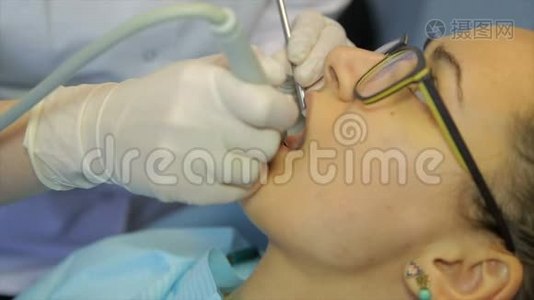 病人入院时去看牙医视频