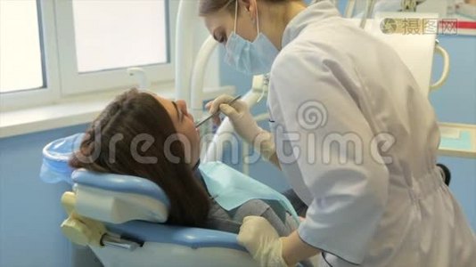 病人入院时去看牙医视频