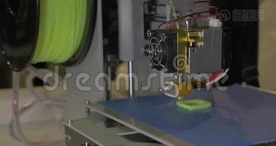 三维打印机正在处理中。 它用绿色塑料制成碎片视频