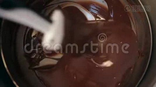 面包师厨师把美味可口的有机巧克力混合在碗里视频