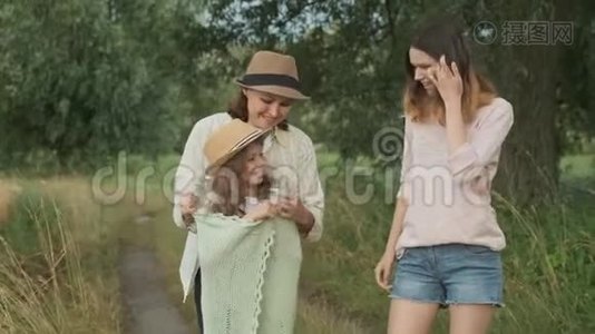 家庭母亲和孩子两个女儿一起沿着乡间小路散步视频