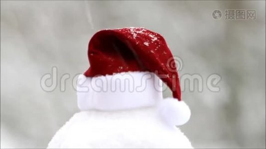 圣诞老人的帽子上落着雪花视频