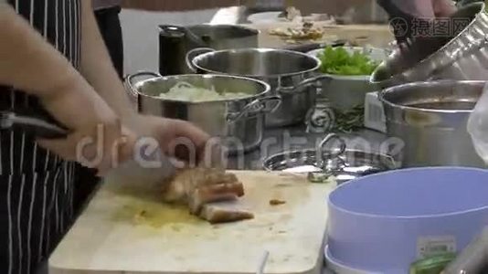 厨师准备肉视频