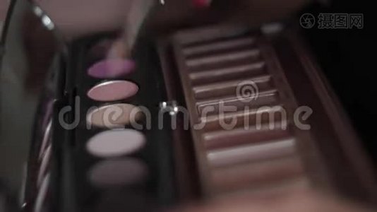 彩色化妆调色板上的化妆刷视频