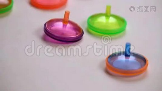 彩色塑料玩具拖把旋转到停止视频