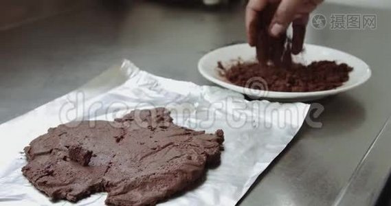 沉浸式种族男子在工业厨房做巧克力糖果。视频