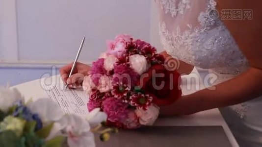 新娘在结婚时签名视频