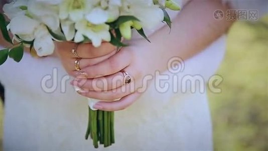 新婚夫妇手中的婚礼花束视频