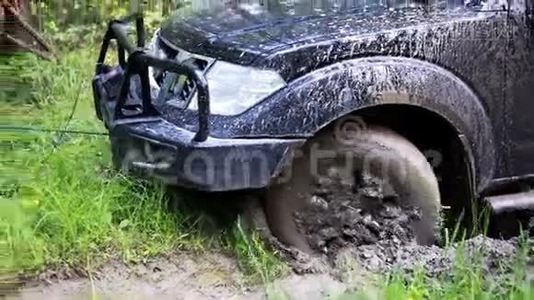 黑色越野车被困在森林里的泥里，越野视频