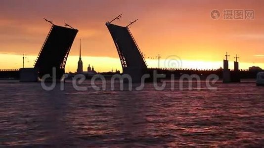 圣彼得堡桥梁稀释。 彼得·罗曼斯。 彼得的视力。 涅瓦河。 城市的黎明。 白色之夜。 俄罗斯圣视频