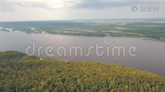 背景下俄罗斯河流山脉的鸟瞰图视频