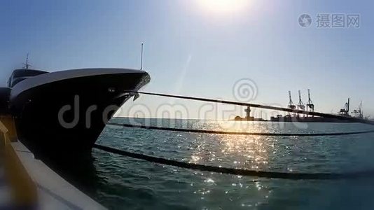 游艇阀杆和水上闪闪发光的太阳视频