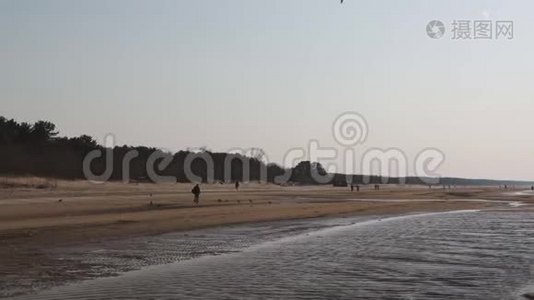 波罗的海海湾海滩，日落时有白色的沙子-4K视频，相机移动缓慢，内部稳定。视频