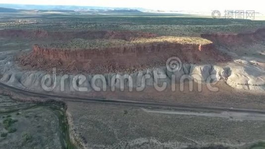 飞越犹他州纪念碑山谷的长高速公路-在亚利桑那州驾驶飞机飞越汽车。 俯视图无人机飞行画面视频