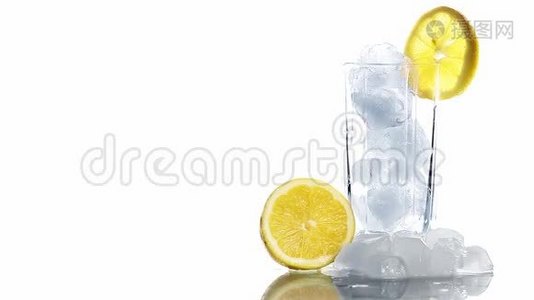 鸡尾酒在玻璃中加入冰调水和白柠檬片视频