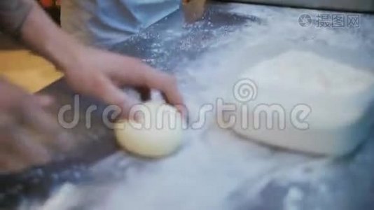 厨师在装满面粉的金属桌子上揉面视频