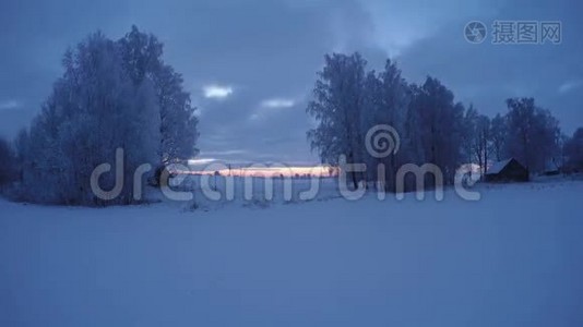 日出时树木覆盖着霜冻和木屋，时间流逝4K视频