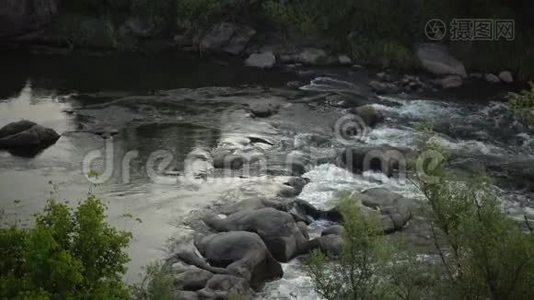 南布格河上的花岗岩急流和急流视频