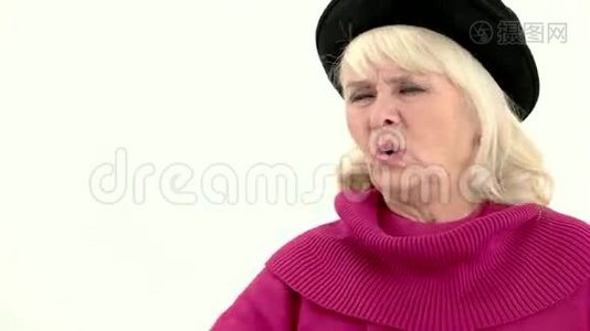 孤独的老年妇女吃药。视频